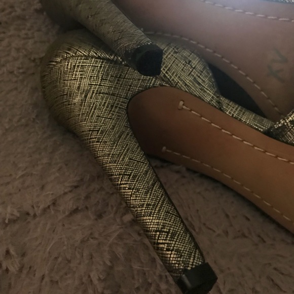 BEAUTIFUL STUDDED HEELS  - Picture 3 of 7